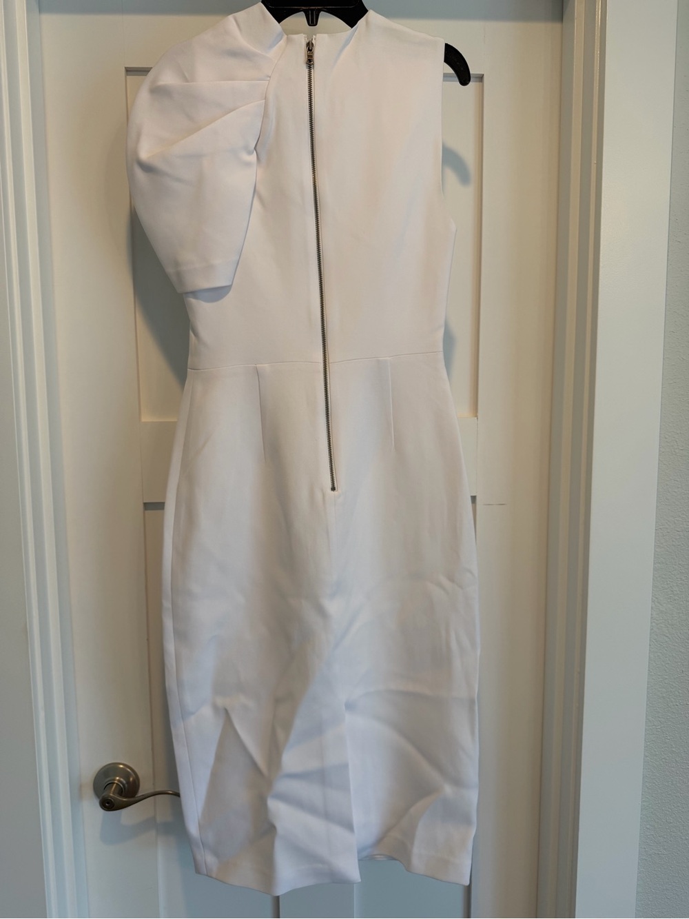 NWT ALICE + OLIVIA Kiro Ruffle Shoulder Midi Sheath Dress - Picture 11 of 11